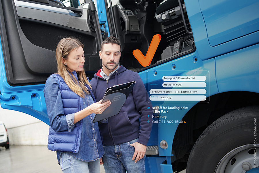 Two people stand in front of a truck looking at a tablet. Foto: goodluz – stock.adobe.com; free for editorial use in connection