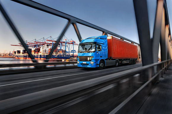 None-Stock-LKW mit Container im Hamburger Hafen